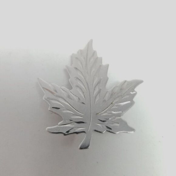 Vintage Sterling Silver Mapel Leaf Shape Brooch, BMCo Maker, Etched Lapel Pin - Picture 6 of 7